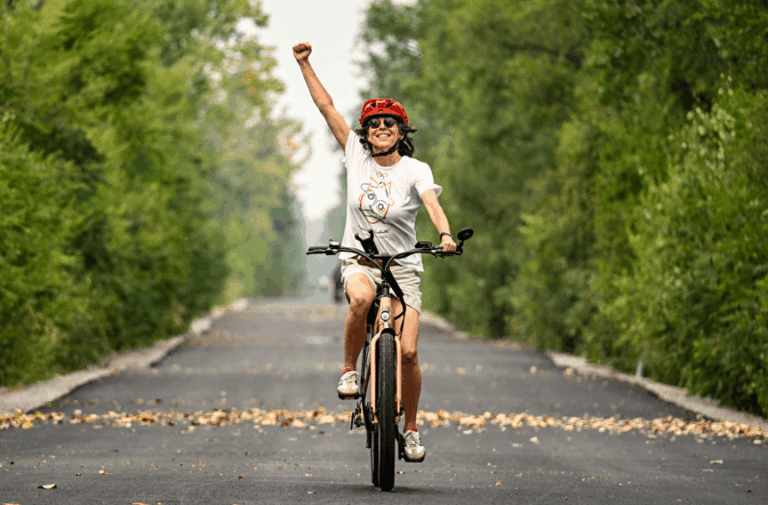 Bernard photo évasion bras levé